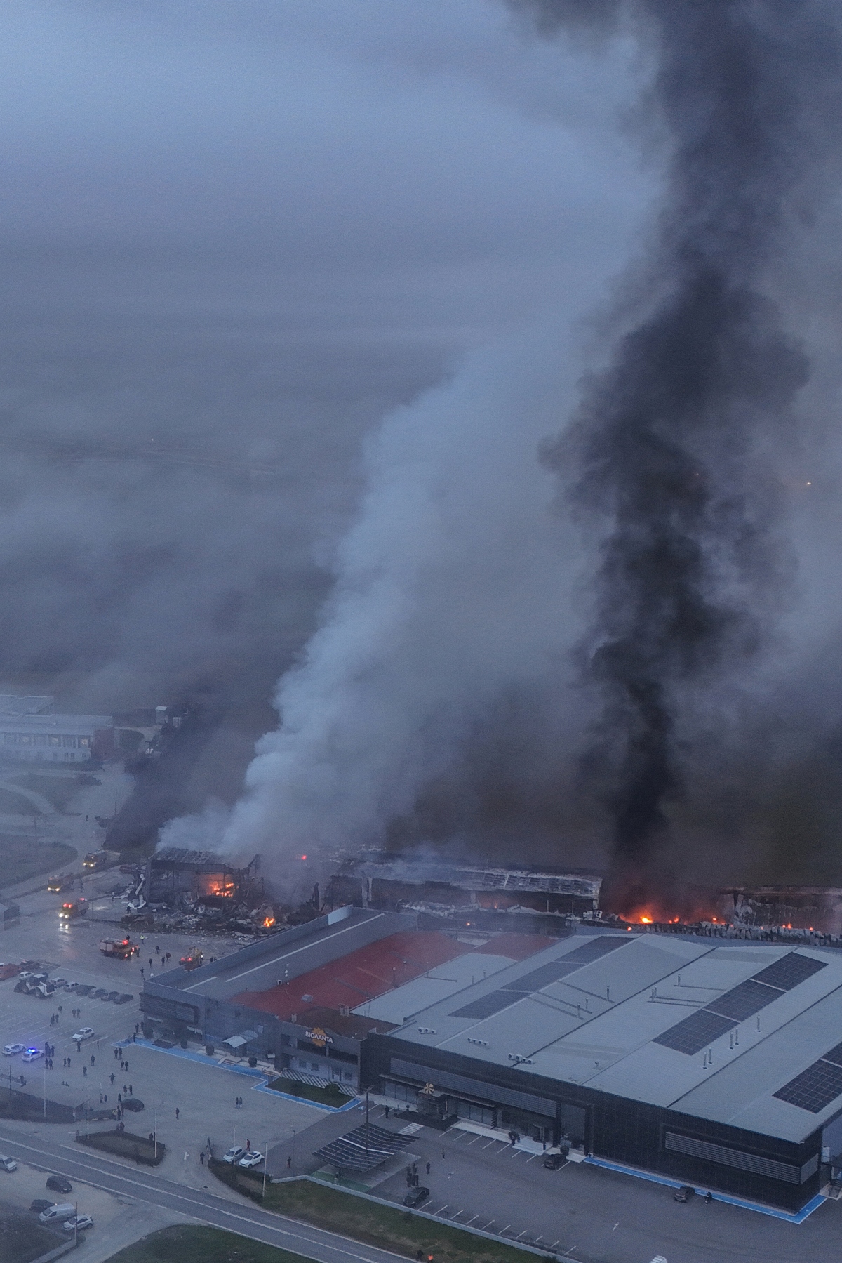 Εικόνες από το φλεγόμενο εργοστάσιο από ψηλά