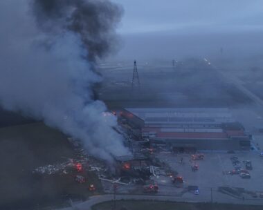 Εικόνες από το φλεγόμενο εργοστάσιο από ψηλά