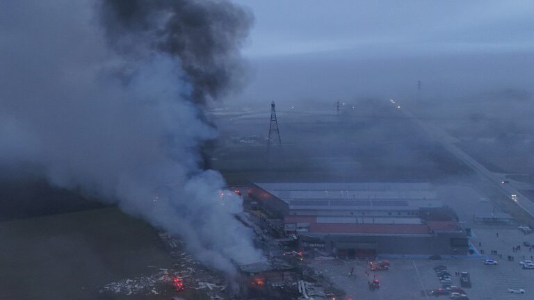 Εικόνες από το φλεγόμενο εργοστάσιο από ψηλά