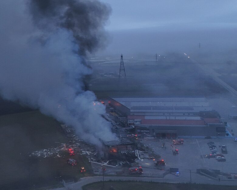 Εικόνες από το φλεγόμενο εργοστάσιο από ψηλά
