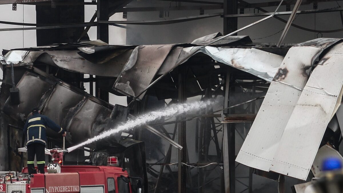 Πυροσβέστης στην κατάσβεση της φωτιάς στο παλιό κτίριο του εργοστασίου