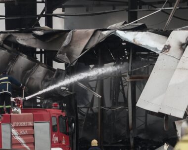 Πυροσβέστης στην κατάσβεση της φωτιάς στο παλιό κτίριο του εργοστασίου