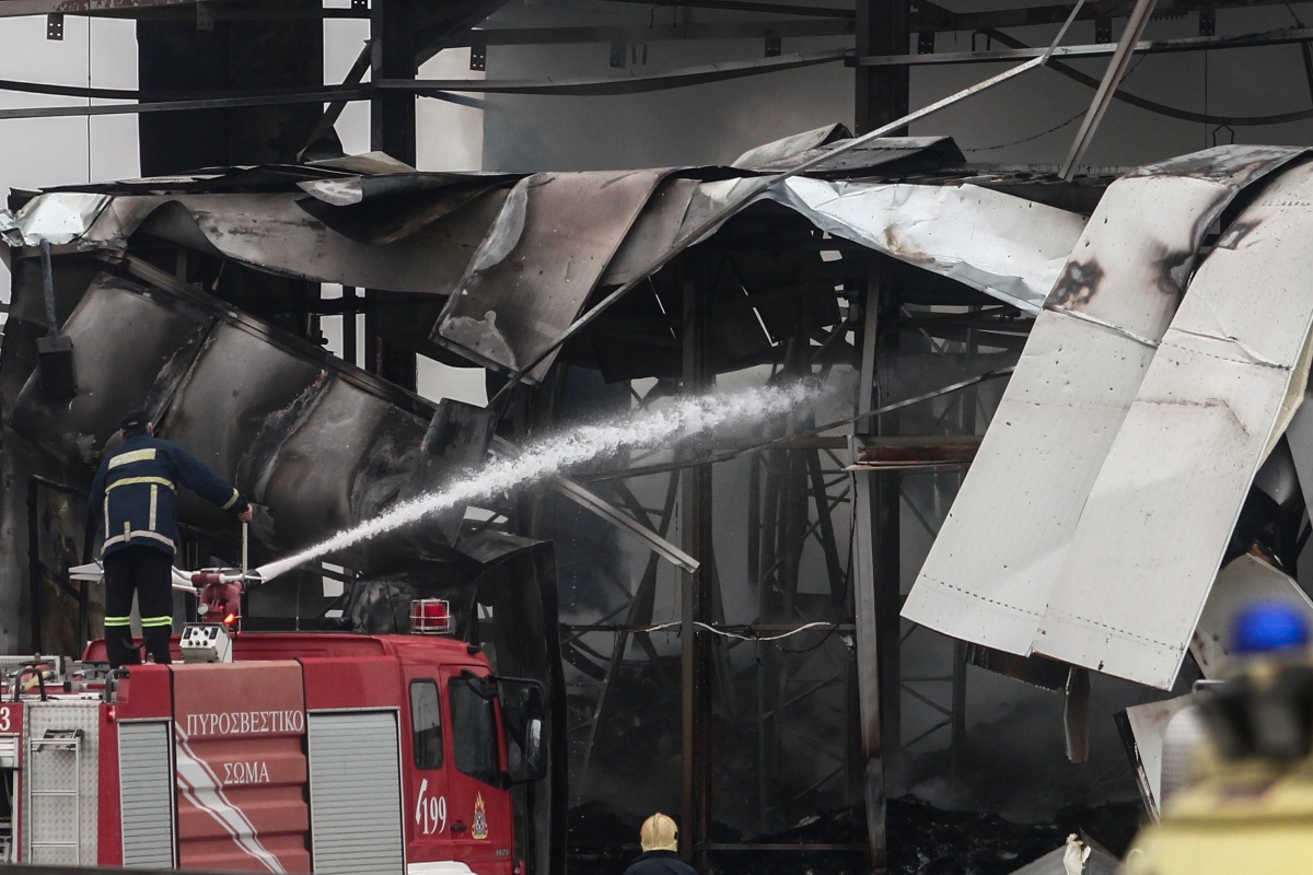 Πυροσβέστης στην κατάσβεση της φωτιάς στο παλιό κτίριο του εργοστασίου