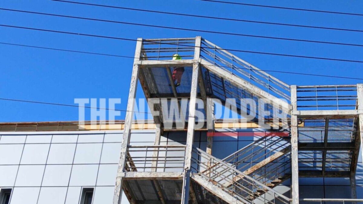 Θρίλερ στον Βόλο: Άνδρας στο νοσοκομείο απειλεί να πέσει στο κενό