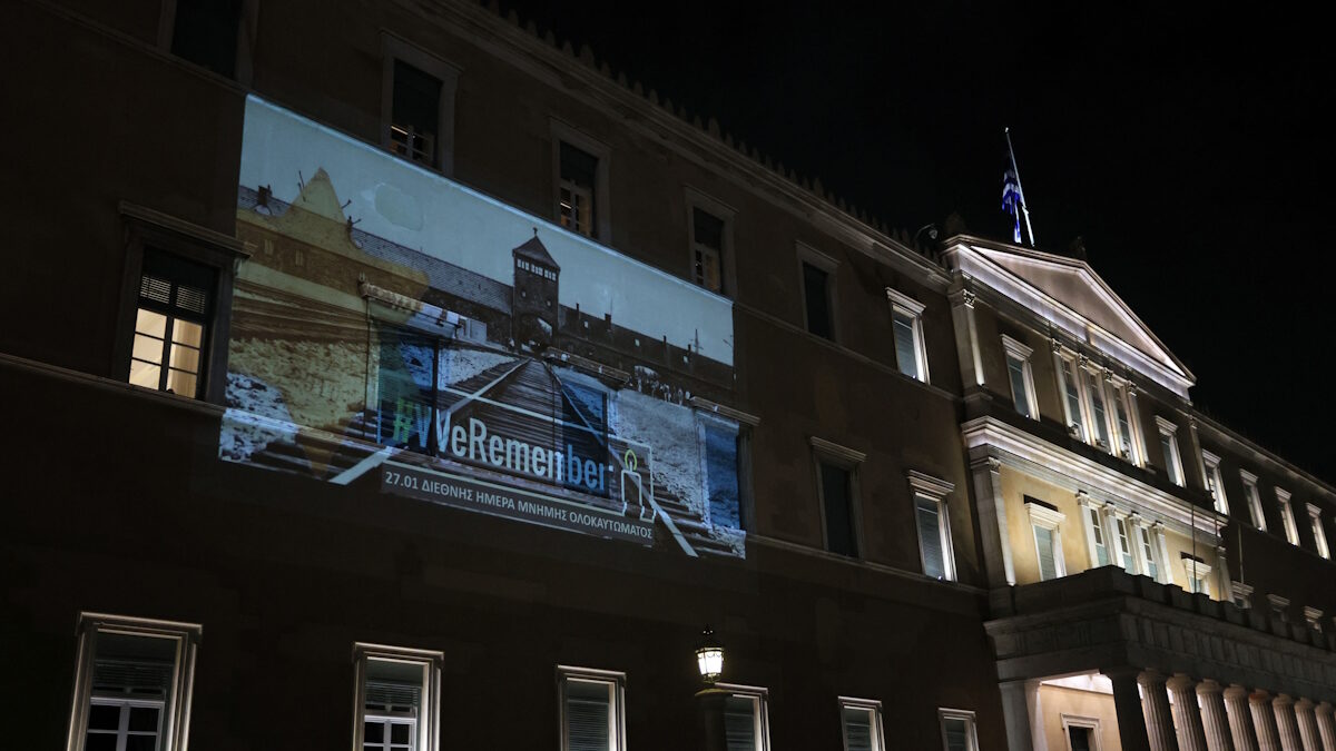 Φωταγώγηση του κτιρίου της Βουλής στη μνήμη του Ολοκαυτώματος