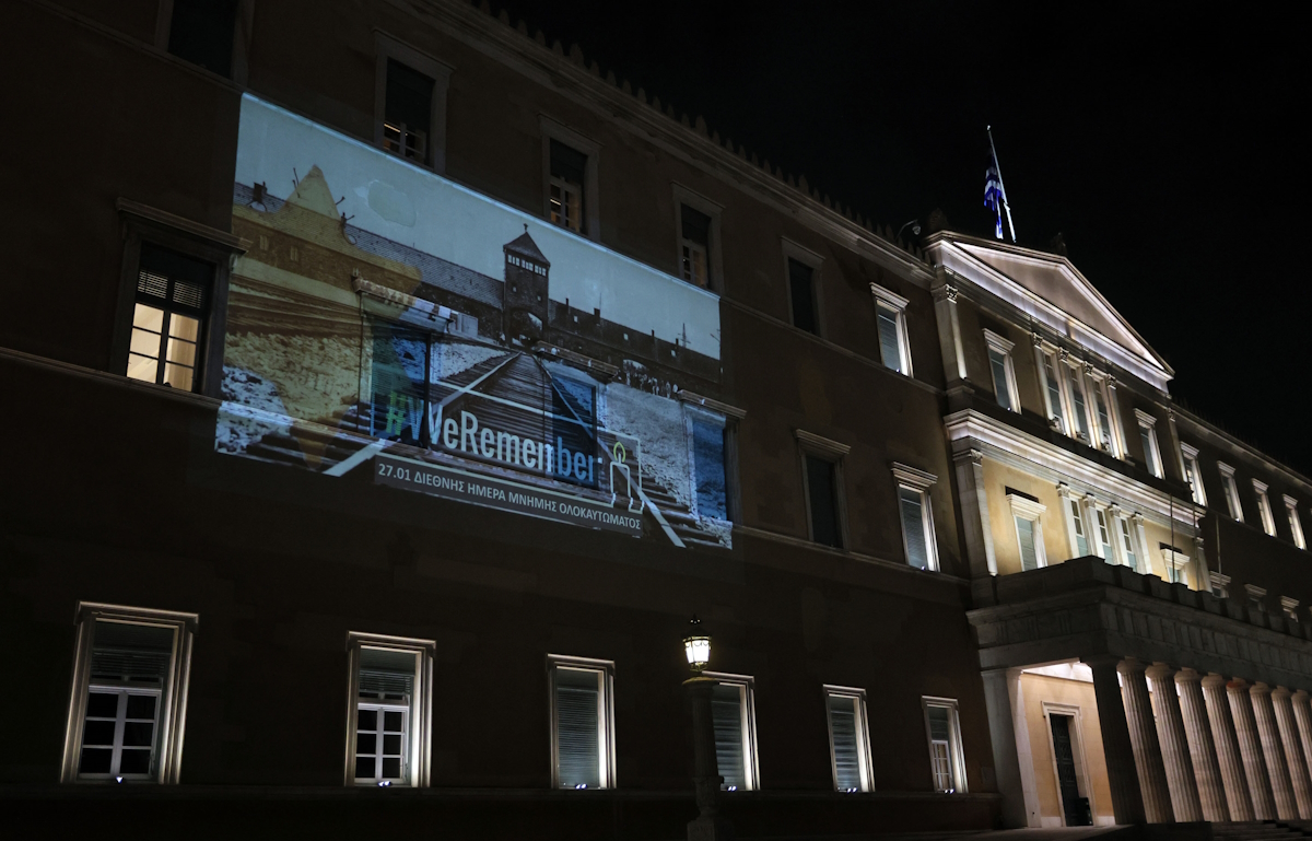 Φωταγώγηση του κτιρίου της Βουλής στη μνήμη του Ολοκαυτώματος