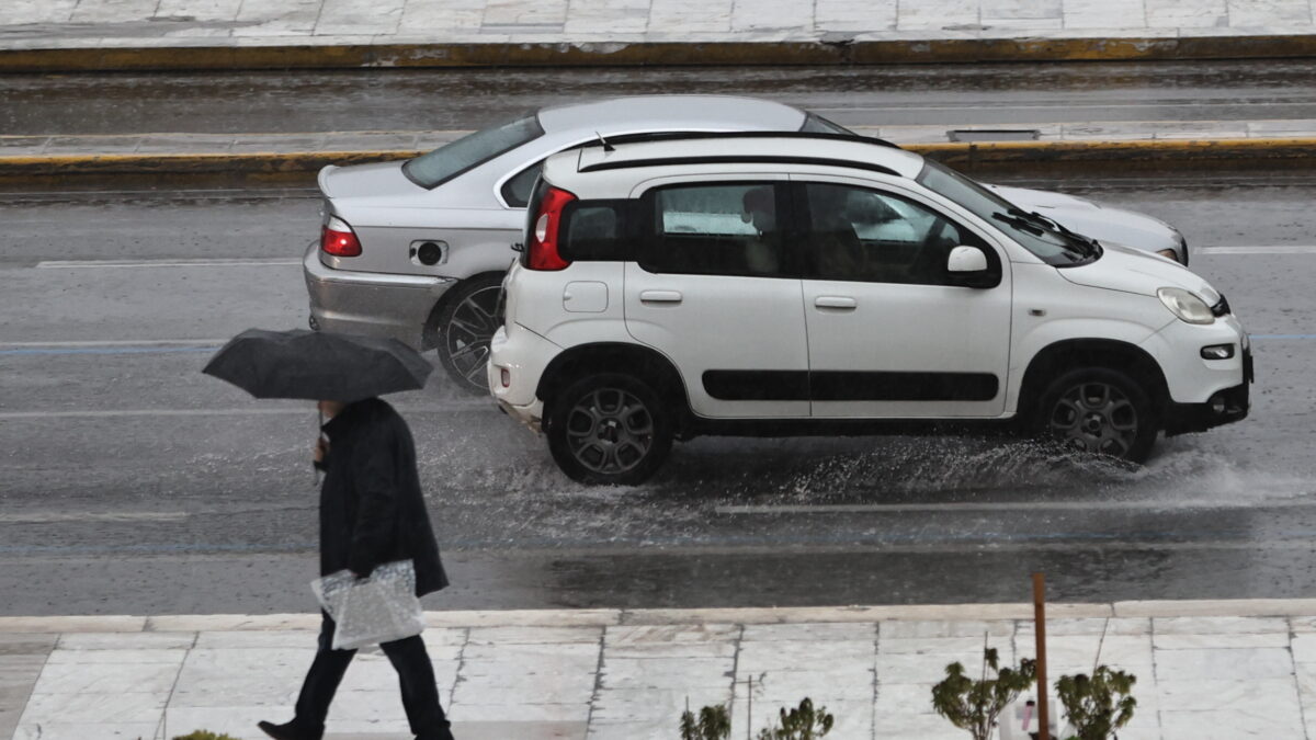 άνθρωπος στη βροχή