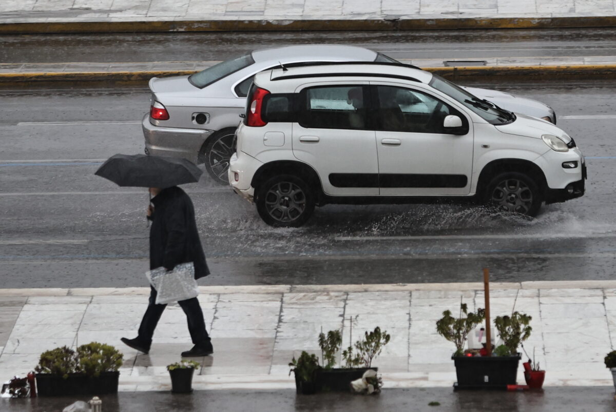 άνθρωπος στη βροχή