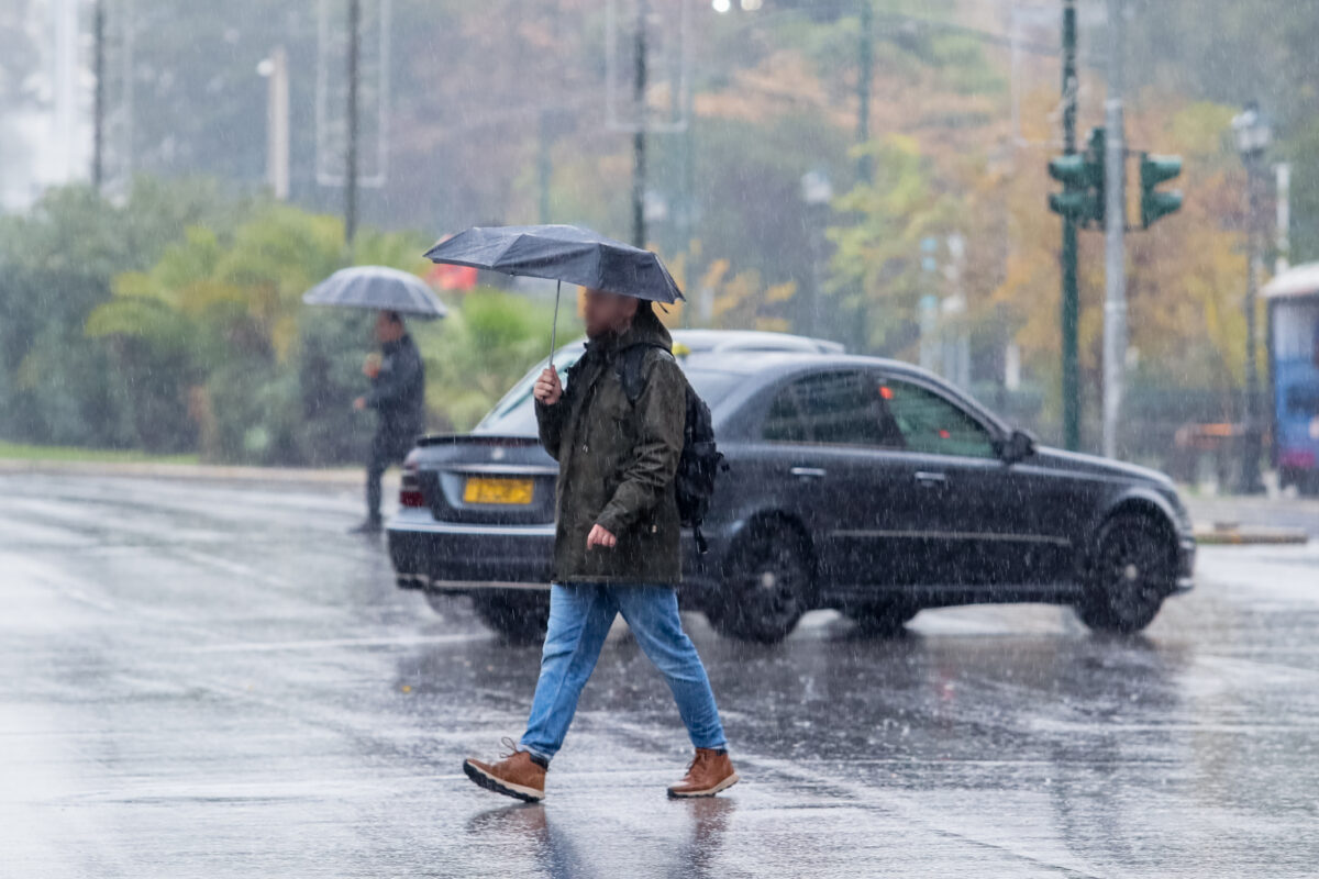 άνθρωπος με ομπρέλα