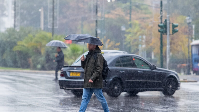 άνθρωπος με ομπρέλα