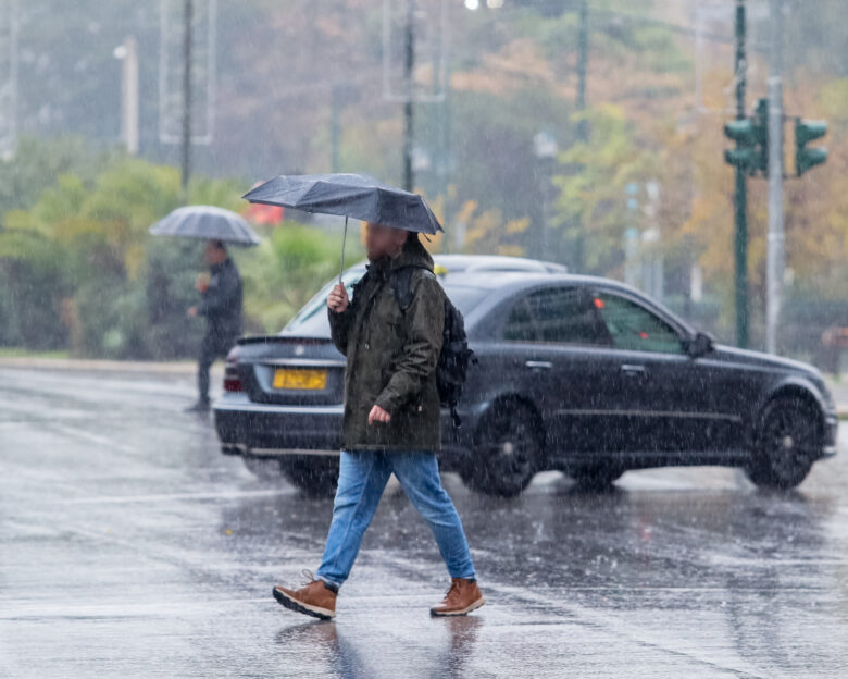 άνθρωπος με ομπρέλα