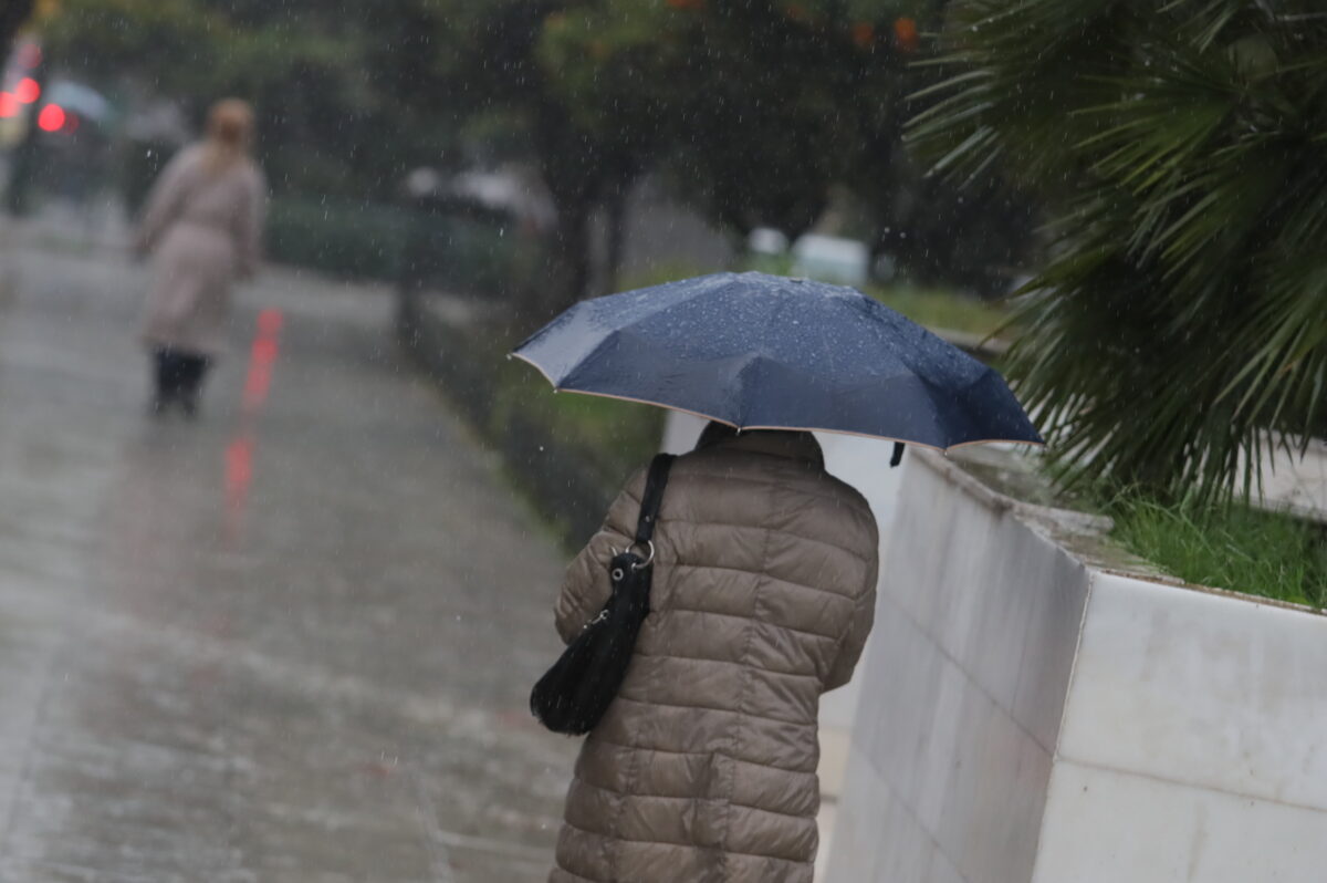 Γυναίκα με ομπρέλα