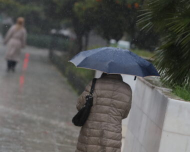 Γυναίκα με ομπρέλα