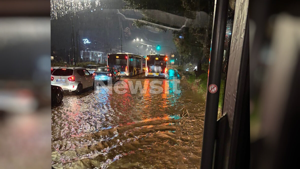 Κακοκαιρία: Εικόνες καταστροφής στη Γλυφάδα  – Ορμητικά νερά παρέσυραν αυτοκίνητα και κάδους, εγκλωβισμένοι επιβάτες σε λεωφορεία