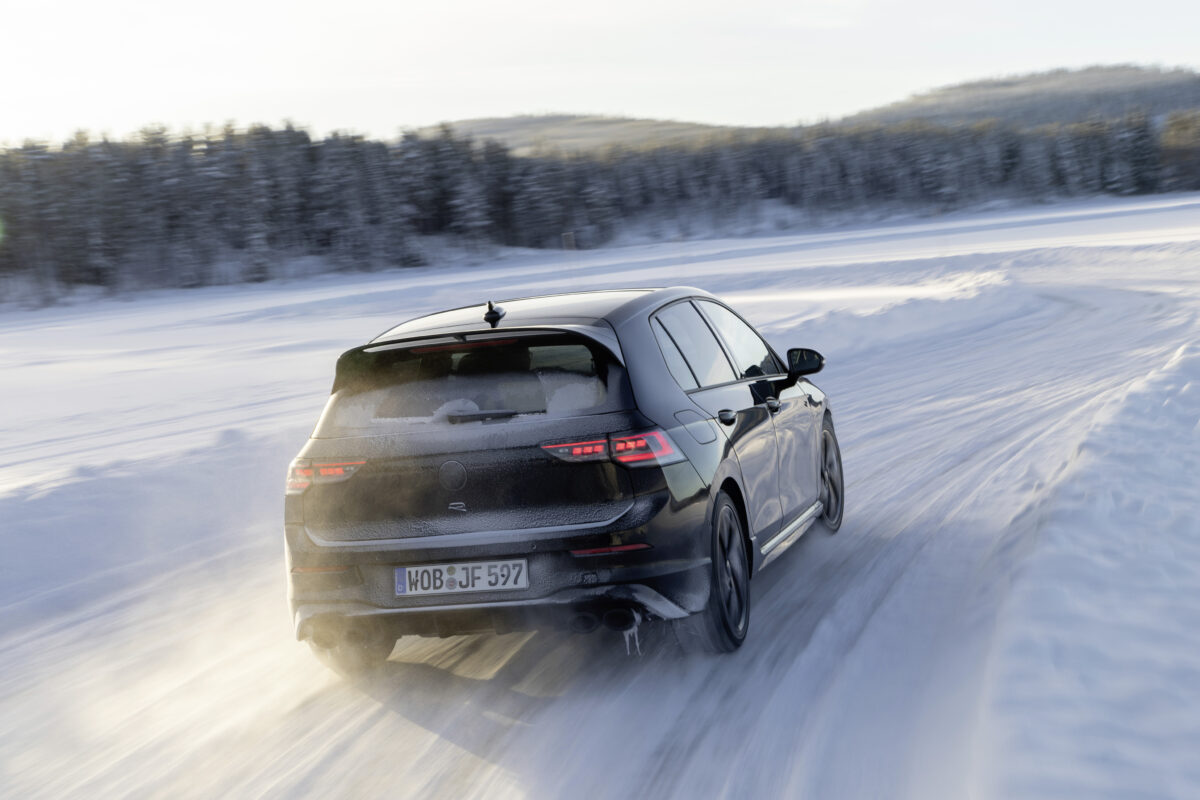 Η Golf R Black Edition απευθύνεται σε οδηγούς που γνωρίζουν ήδη τι εκπροσωπεί το Golf R και επιλέγουν μια ακόμη πιο καθαρή, δυναμική έκφραση της απόδοσης και της τεχνολογίας, όπου η δύναμη συνδυάζεται με σχεδιαστική αυτοπεποίθηση.