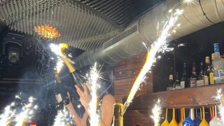 Η σερβιτόρα με το κράνος που κρατούσε τις σαμπάνιες με τα κεριά-βεγγαλικά