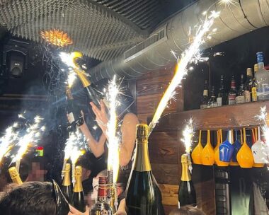 Η σερβιτόρα με το κράνος που κρατούσε τις σαμπάνιες με τα κεριά-βεγγαλικά