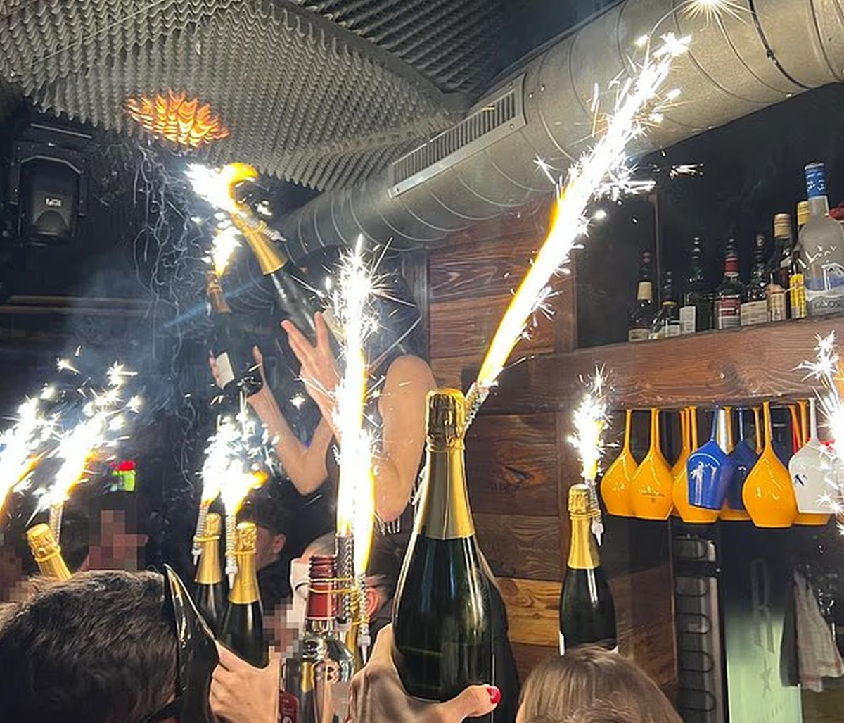 Η σερβιτόρα με το κράνος που κρατούσε τις σαμπάνιες με τα κεριά-βεγγαλικά