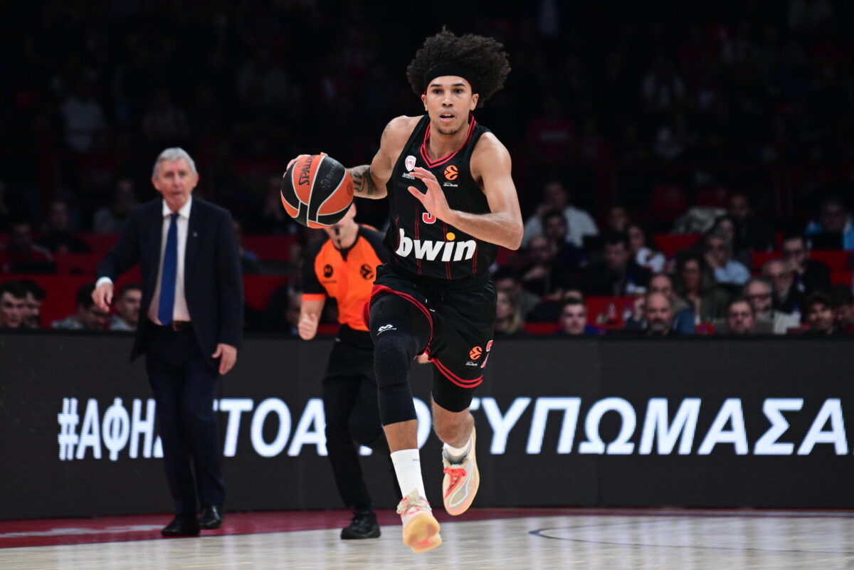 Ο Γουόρντ με τη φανέλα του Ολυμπιακού