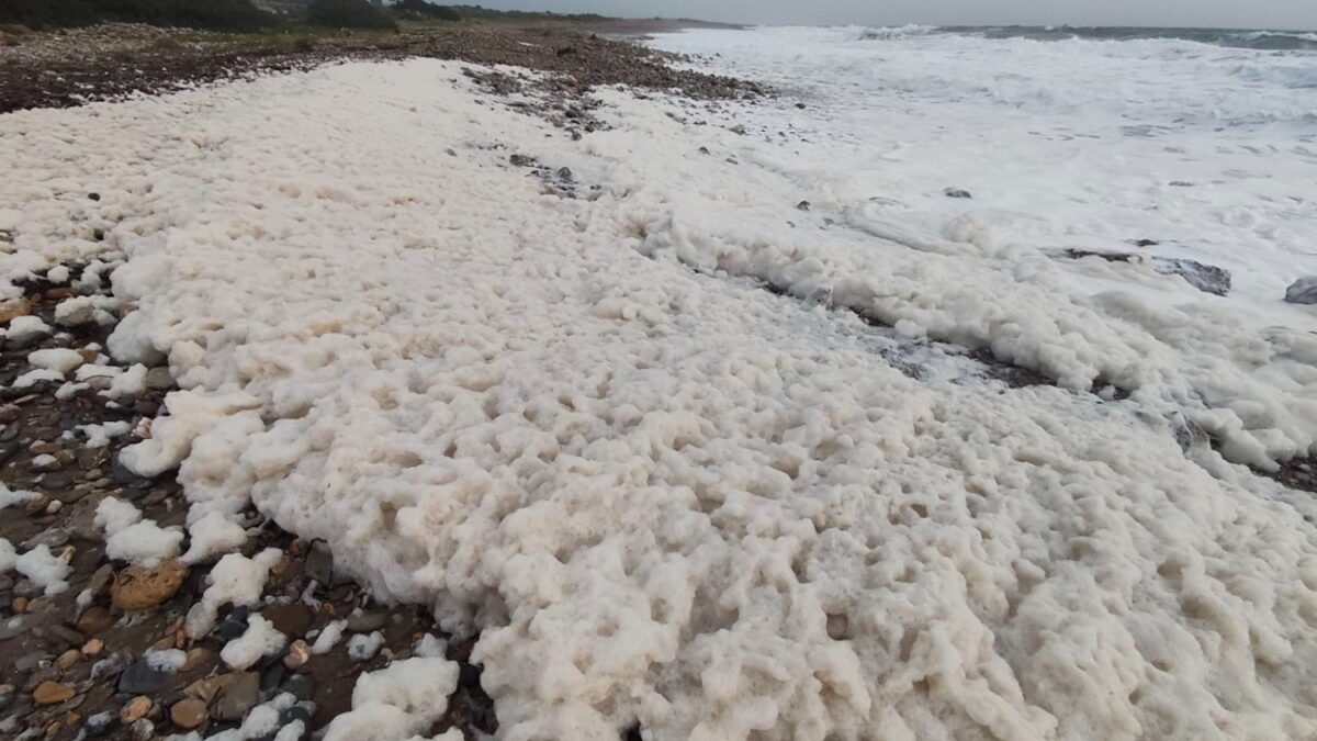 Αφροί από τα μανιασμένα κύματα στην Παλαιοχώρα Χανίων