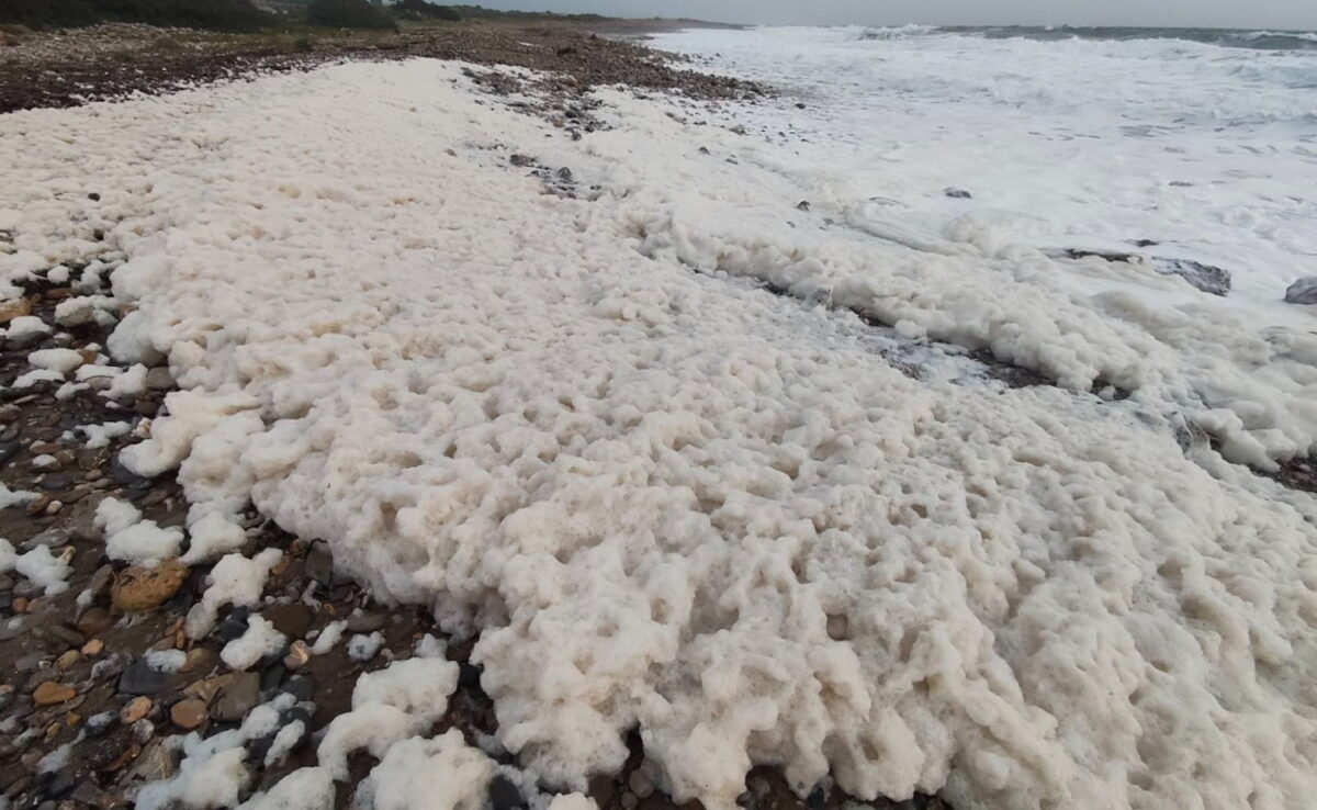 Αφροί από τα μανιασμένα κύματα στην Παλαιοχώρα Χανίων