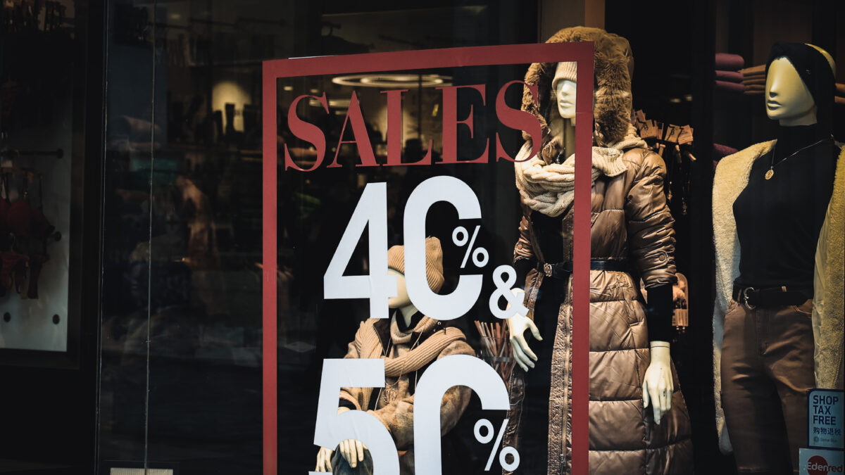 Εμπορικό κατάστημα στην Αθήνα κατά την έναρξη των χειμερινών εκπτώσεων