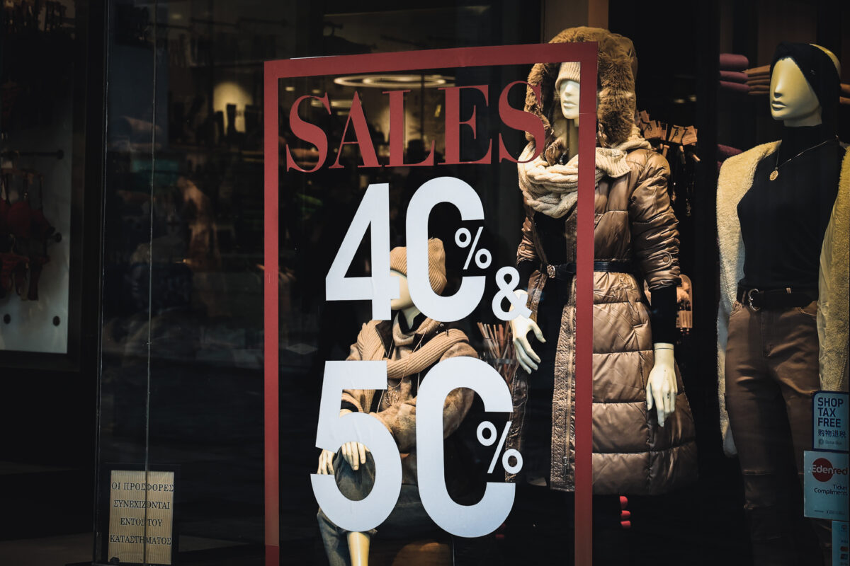 Εμπορικό κατάστημα στην Αθήνα κατά την έναρξη των χειμερινών εκπτώσεων