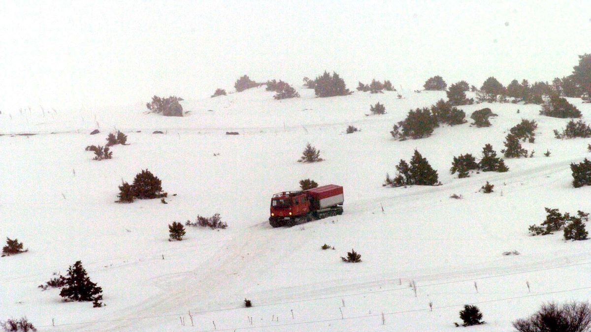 Όχημα της Πυροσβεστικής σε χιονισμένη πλαγιά