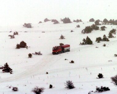 Όχημα της Πυροσβεστικής σε χιονισμένη πλαγιά