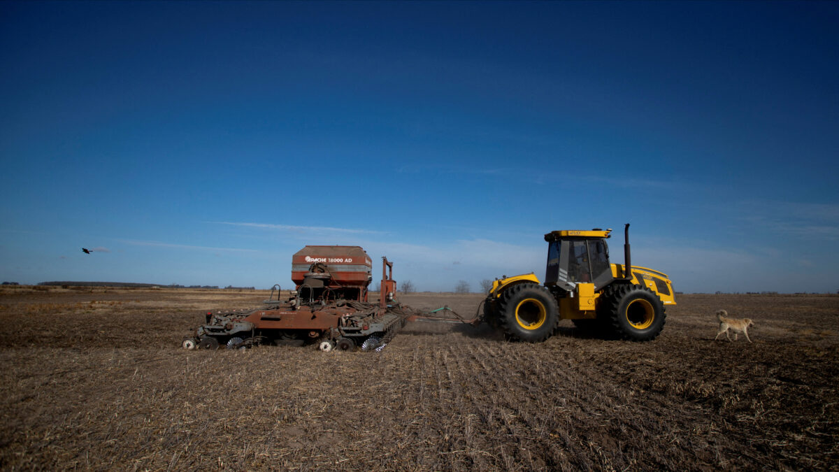 Τρακτέρ σε χωράφι