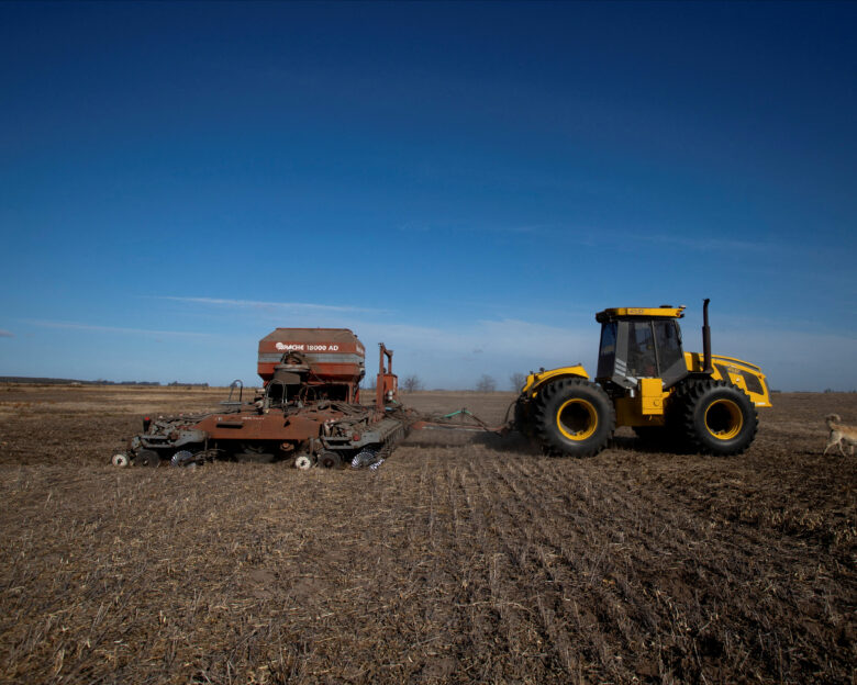 Τρακτέρ σε χωράφι