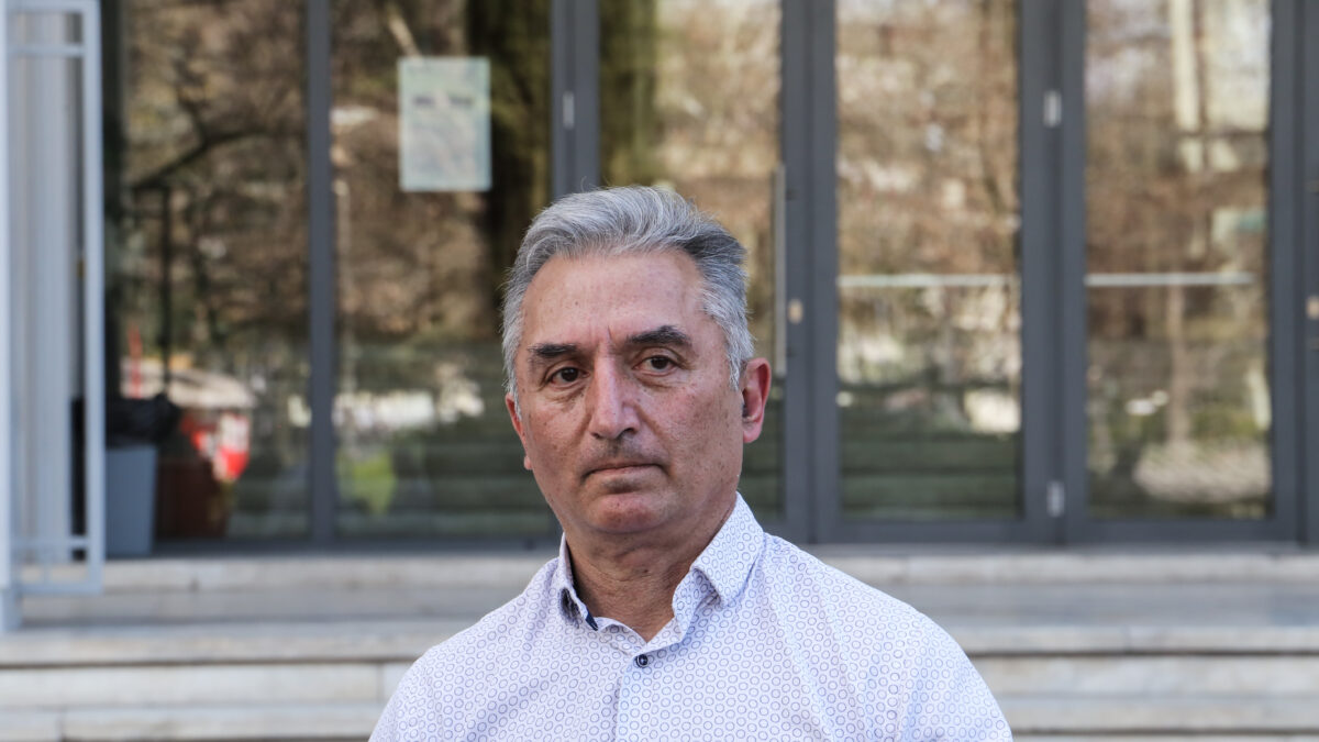 Ο Χρήστος Κωνσταντινίδης, που έχασε τη σύζυγό του στην τραγωδία των Τεμπών