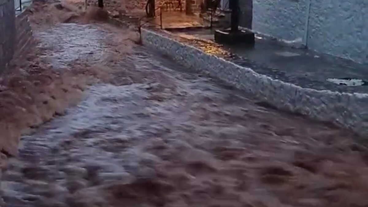 Πλημμυρισμένοι δρόμοι στην Ύδρα