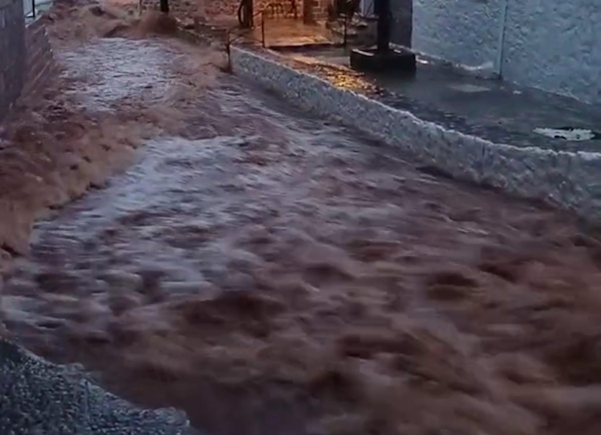 Πλημμυρισμένοι δρόμοι στην Ύδρα