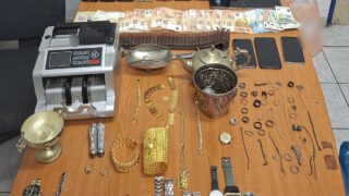 Σπείρα έλιωνε κλεμμένα κοσμήματα σε παράνομο χυτήριο μετάλλων στο Ζεφύρι