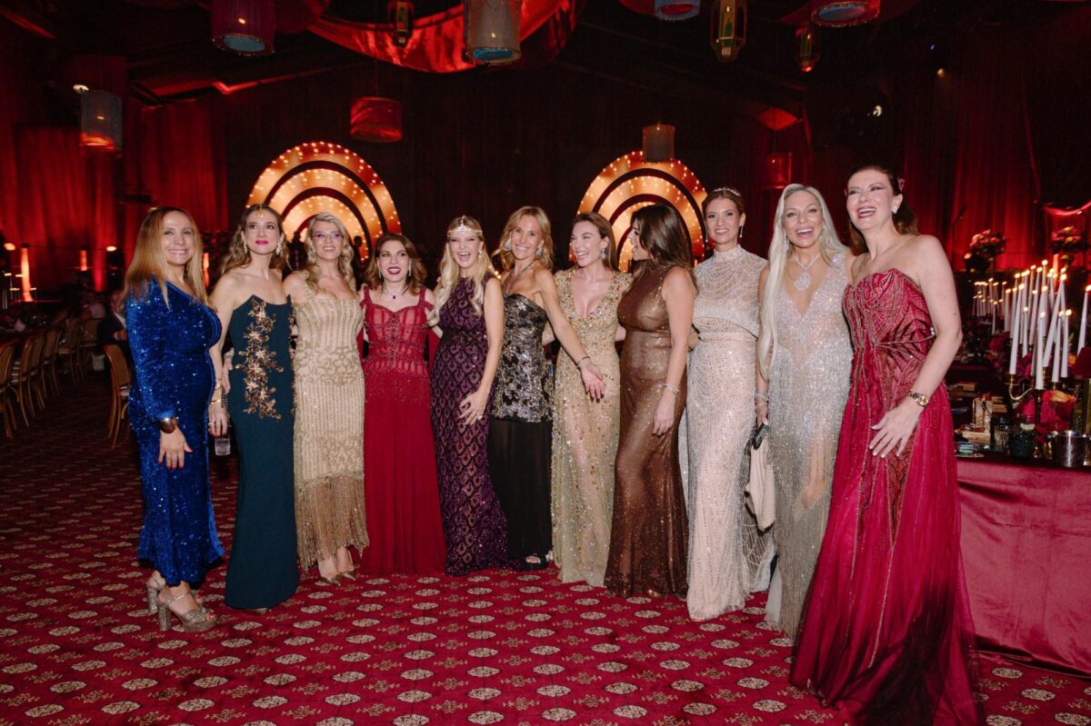 Από αριστερά: Μάγδα Λιβέρη, Ελίνα Θεριανού, Έλσα Αναστασιάδη, Ράνα Ζέιν, Ντέπυ Σιδεράκη – Γρυμπογιάννη, Ελίνα Βαμβακά, Τατιάνα Στεφανίδου, Αθανασία Μαρινάκη, Δήμητρα Αλεξανδράκη, Ρόη Αποστολοπούλου, Χάλα Κούρι