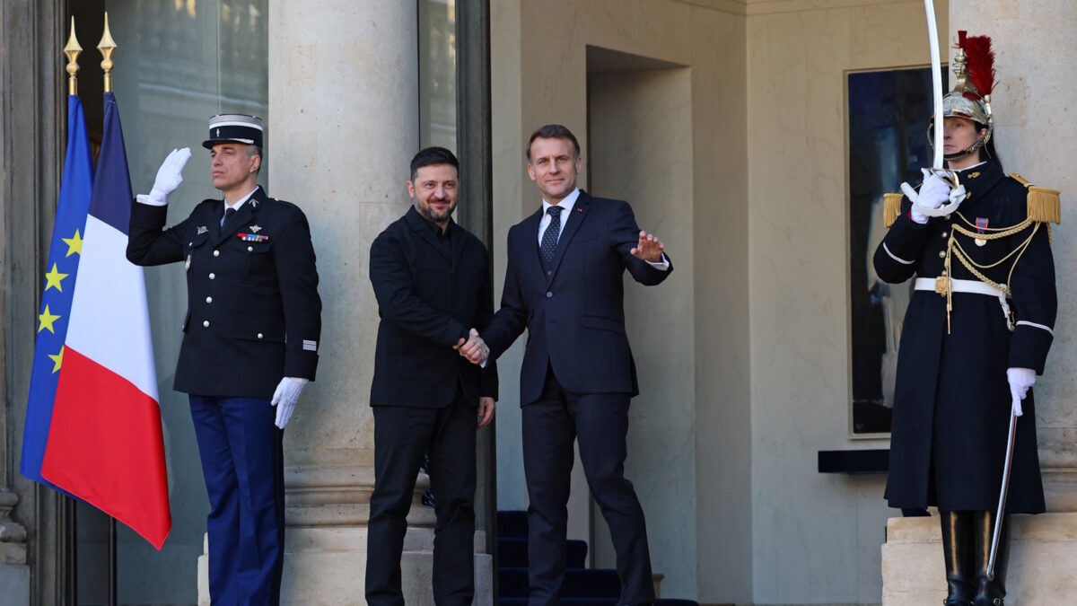 Ο Βολοντίμιρ Ζελένσκι με τον Εμανουέλ Μακρόν