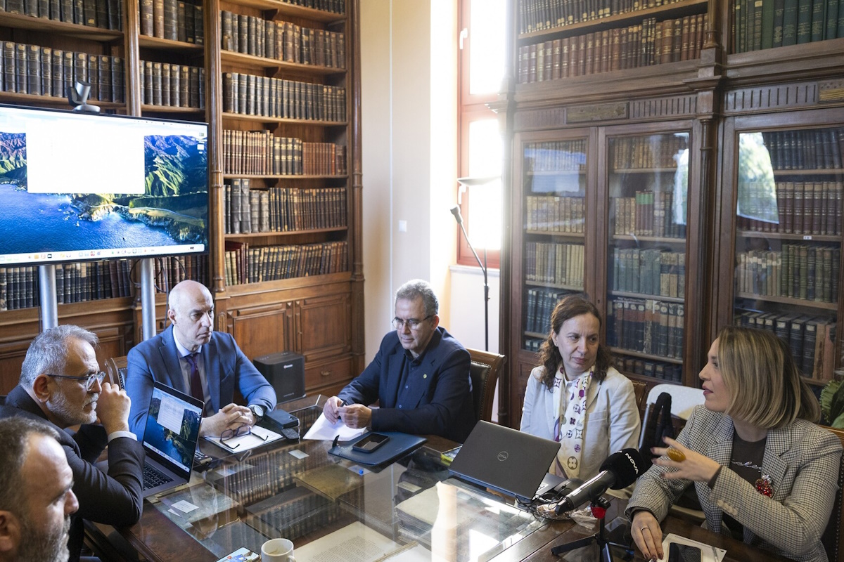 Δρ. Σεβαστιανός Μοιρασγεντής, Διευθυντής Ερευνών στο ΕΕΑ, Καθηγητής Μανώλης Πλειώνης, Επιστημονικός Υπεύθυνος του έργου, Δρ. Σπύρος Βασιλάκος, Διευθυντής και Πρόεδρος του Δ.Σ. του ΕΑΑ, Ευάγγελος Γκουντούφας, Γενικός Διευθυντής Δασών και Δασικού Περιβάλλοντος του ΥΠΕΝ, Μάρθα Κεσίσογλου, Corporate Affairs Executive Director της Nova και Δρ. Φαίη Μακαντάση, Διευθύντρια Ερευνών στη διαΝΕΟσις