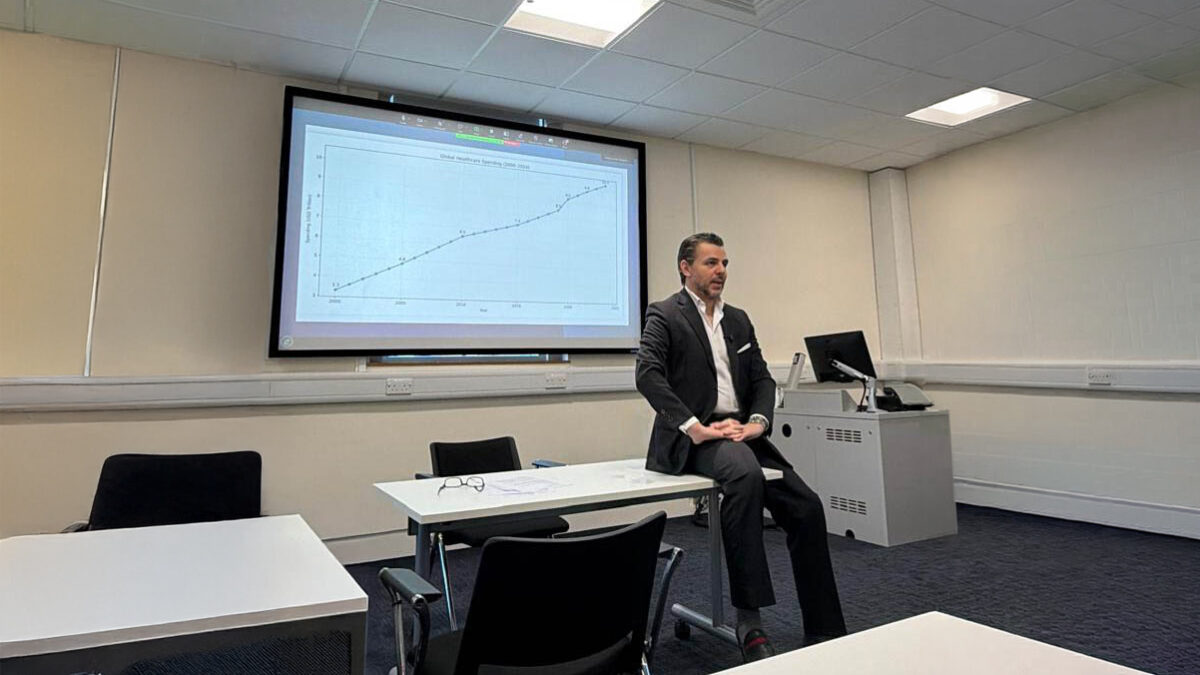 Διάλεξη για το «Μέλλον της Υγείας» έδωσε στο Πανεπιστήμιο του Cambridge ο Πρόεδρος του Ομίλου Ιατρικού Αθηνών, Δρ. Βασίλης Γ. Αποστολόπουλος