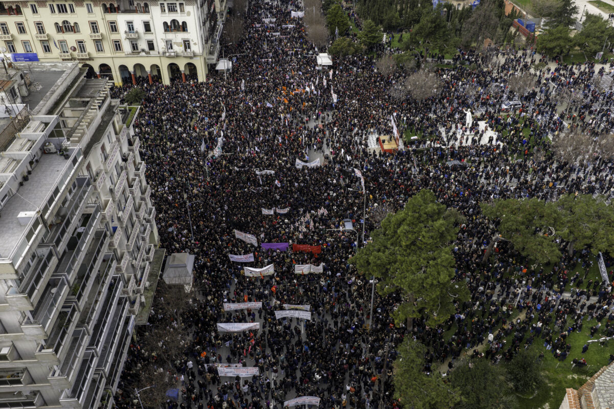 Συγκέντρωση στην Θεσσαλονίκη από συνδικάτα, ομοσπονδίες, σύλλογοι, ενώσεις, φορείς, οργανώσεις και κινήσεις πολιτών για τη συμπλήρωση τριών χρόνων από το σιδηροδρομικό δυστύχημα των Τεμπών, που στοίχισε τις ζωές 57 ανθρώπων. Σάββατο 28 Φεβρουαρίου 2026 (ΒΑΣΙΛΗΣ ΒΕΡΒΕΡΙΔΗΣ