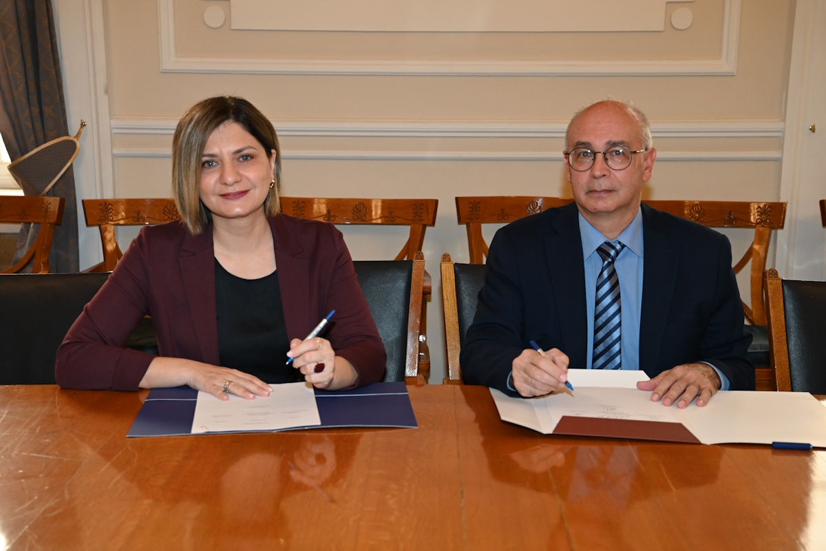 Η Chief People & Corporate Affairs Officer της AEGEAN Πέπη Σταμάτη και ο Πρύτανης του Οικονομικού Πανεπιστημίου Αθηνών Καθηγητής Βασίλης Βασδέκης