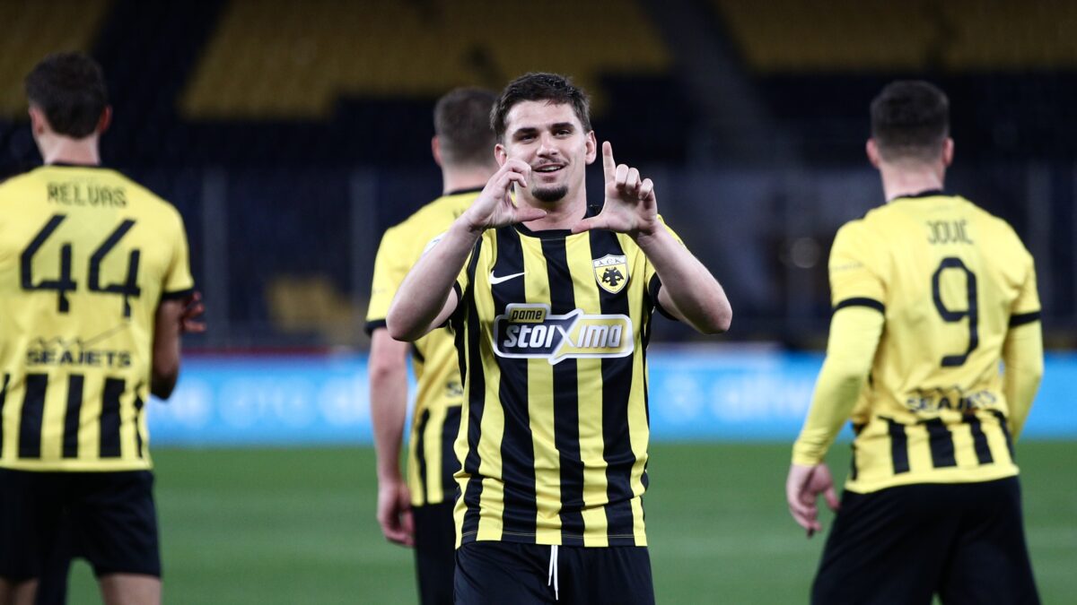 Ο Ράζβαν Μάριν της ΑΕΚ πανηγυρίζει το γκολ του κόντρα στον Λεβαδειακό