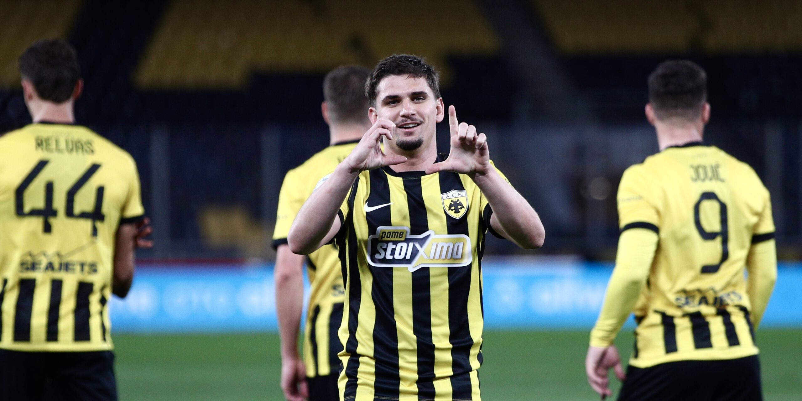 Ο Ράζβαν Μάριν της ΑΕΚ πανηγυρίζει το γκολ του κόντρα στον Λεβαδειακό