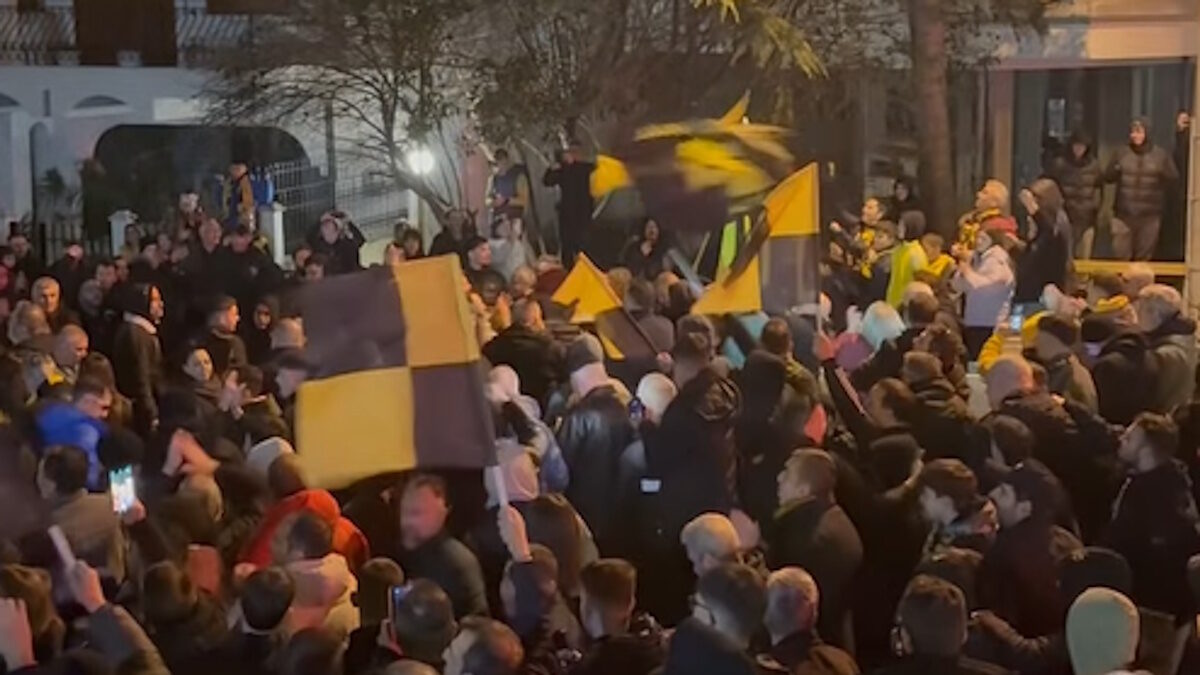 ΑΕΚ: Χαμός στην άφιξη των κιτρινόμαυρων στις Σέρρες από τους φίλους της ομάδας
