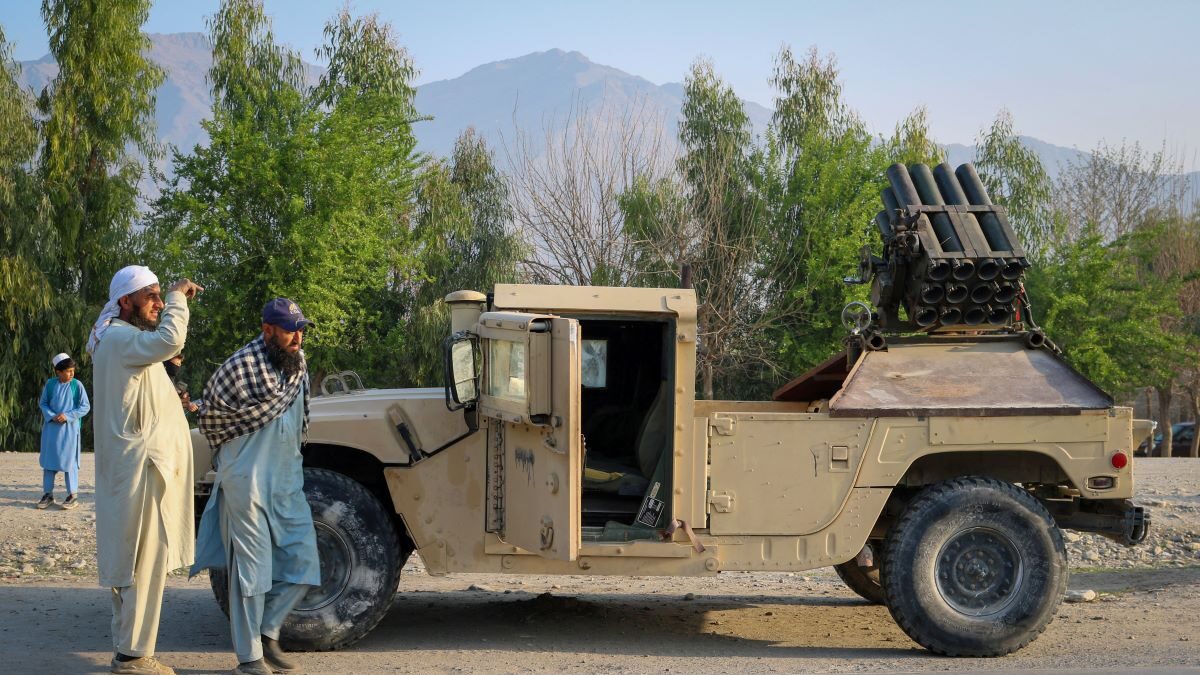 Όχημα Humvee με πολλαπλό εκτοξευτή ρουκετών στο Αφγανιστάν στα σύνορα με το Πακιστάν