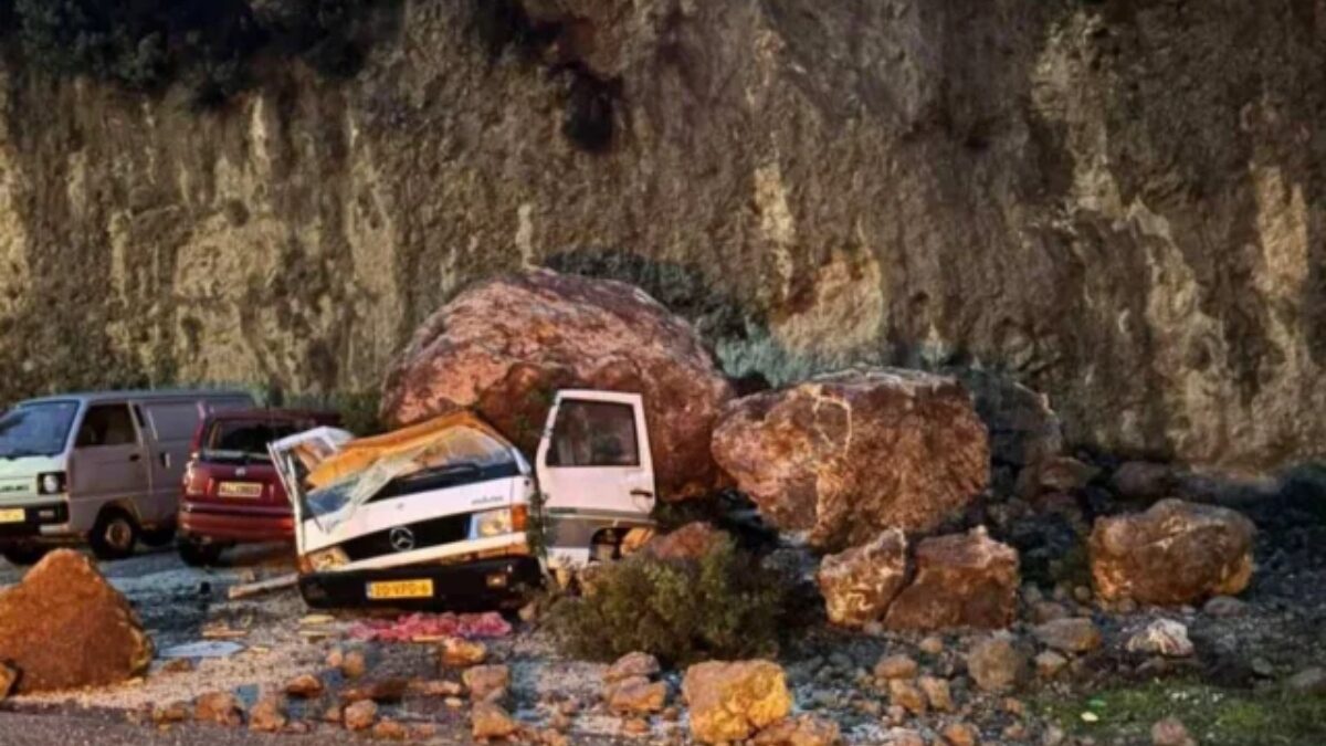 Βράχια καταπλάκωσαν αυτοκίνητα