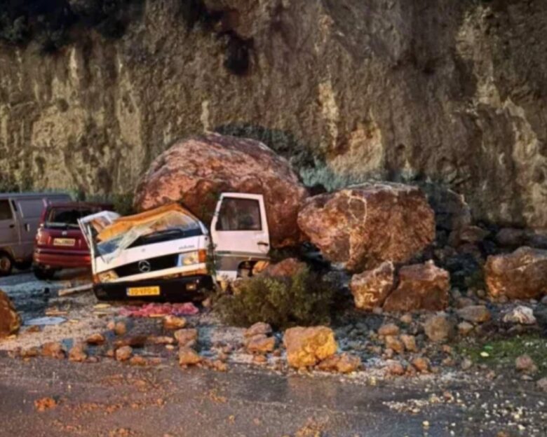 Βράχια καταπλάκωσαν αυτοκίνητα