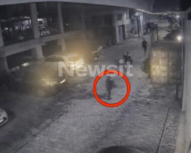 Άγιος Δημήτριος: Βίντεο – ντοκουμέντα από την επεισοδιακή καταδίωξη με κλεμμένο αυτοκίνητο που κατέληξε σε μαγαζί