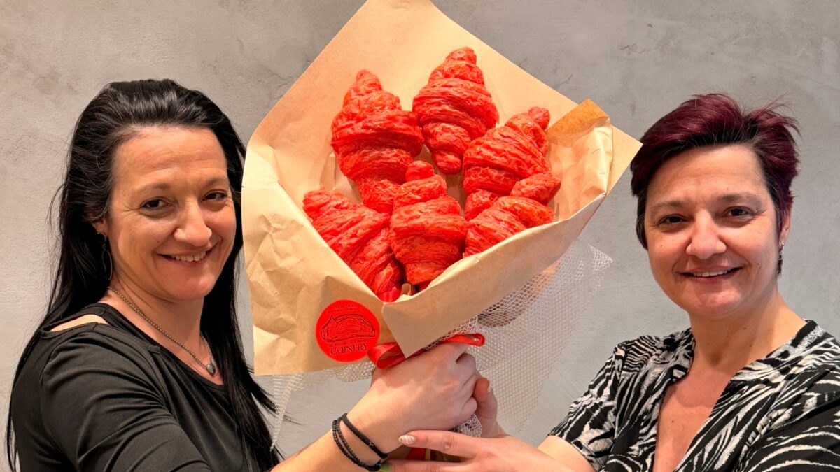 Φούρνος στη Θεσσαλονίκη γιορτάζει τον Άγιο Βαλεντίνο με «ανθοδέσμες» από κατακόκκινα κρουασάν