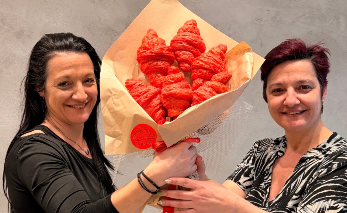 Φούρνος στη Θεσσαλονίκη γιορτάζει τον Άγιο Βαλεντίνο με «ανθοδέσμες» από κατακόκκινα κρουασάν